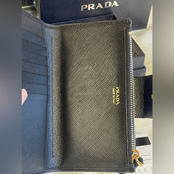 🔥NEW🔥 Prada Wallet - Picture 10 of 11